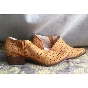 Not rated-Anouk /  laser cut detail shoe / Mustard  / Size 6
